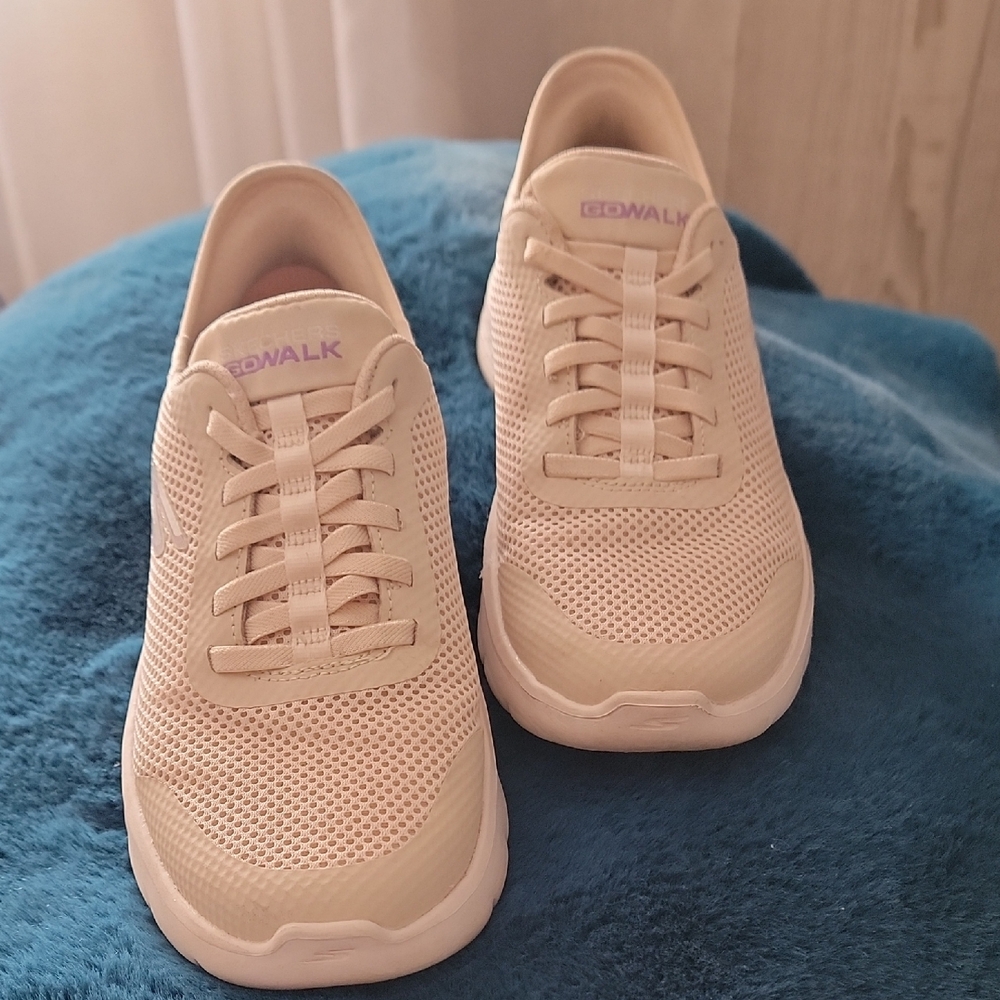 Skechers Women's Beige/Cream Sneakers